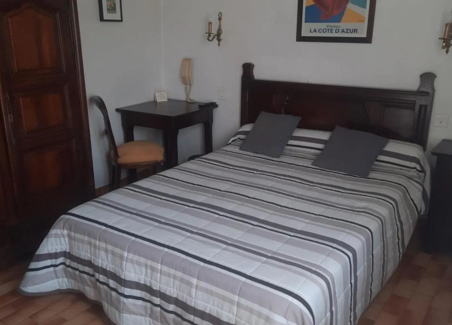 **  דינייה-לה-בן Hotel Central צרפת